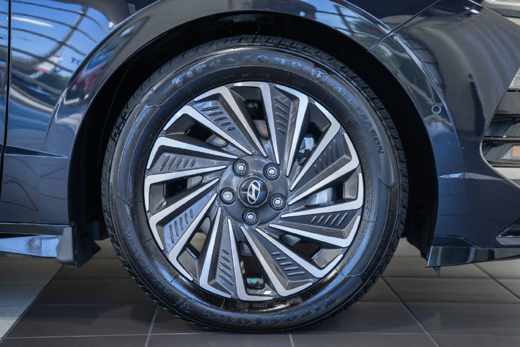 Used 2025 Hyundai Sonata Limited FWD image 14