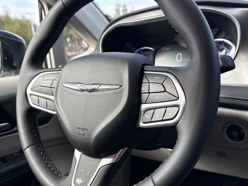 Used 2024 Chrysler Pacifica Limited FWD image 13