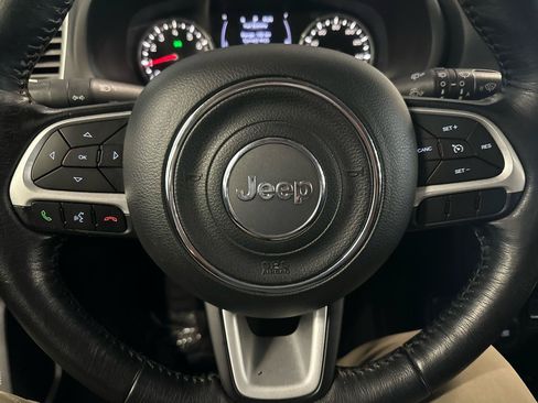 Used 2019 Jeep Renegade Latitude w/ Cold Weather Group AWD/4WD image 18