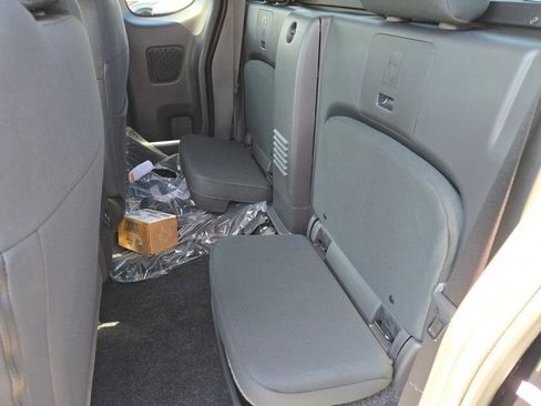 New 2025 Nissan Frontier SV w/ SV Convenience Package RWD image 7