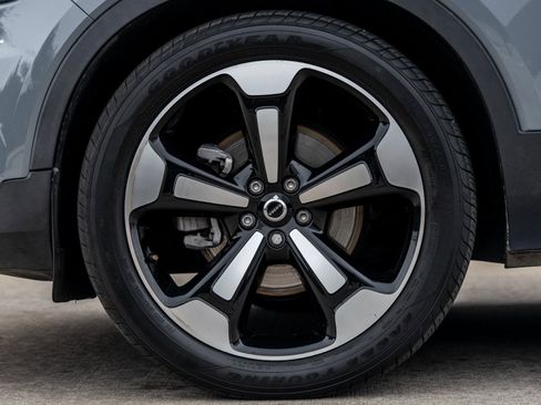 Used 2021 Volvo XC40 T5 Momentum w/ Protection Package Premier image 11