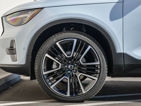 Certified 2025 Volvo XC40 B5 Ultra w/ Climate Package image 12