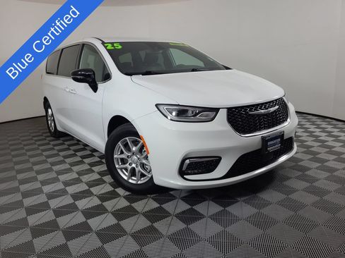 Used 2025 Chrysler Pacifica Select FWD image 1
