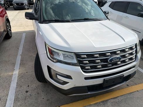 Used 2017 Ford Explorer XLT w/ Equipment Group 202A FWD image 40
