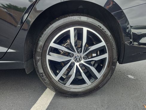 Certified 2025 Volkswagen Jetta SE w/ Sunroof Package image 28