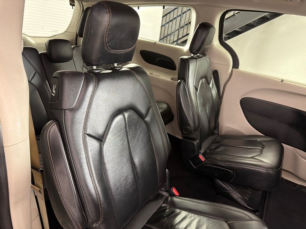 Used 2019 Chrysler Pacifica Touring-L FWD image 21