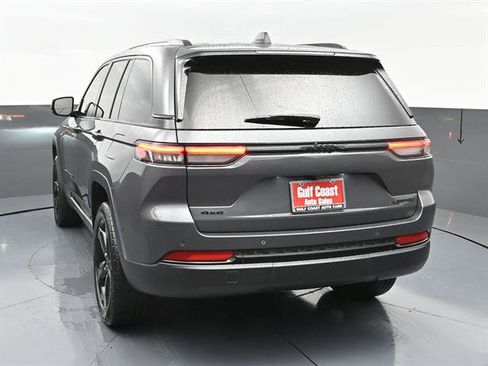 Used 2024 Jeep Grand Cherokee Limited w/ Black Appearance Package AWD/4WD image 4