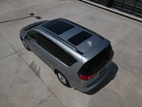 Used 2018 Chrysler Pacifica Limited FWD image 58