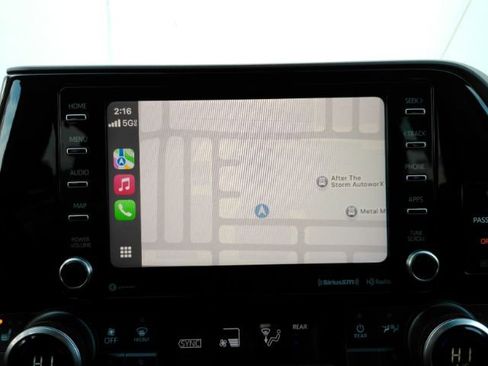 Used 2021 Toyota Highlander XLE image 12