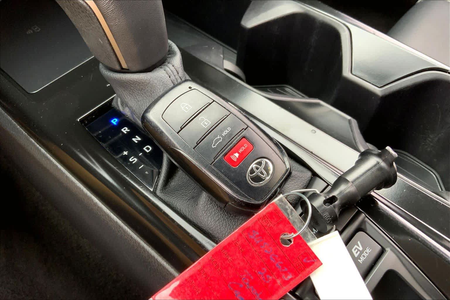 Used 2025 Toyota Camry SE FWD image 13