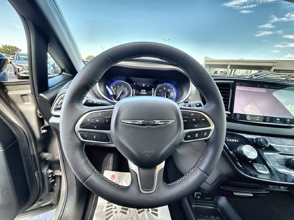 Used 2025 Chrysler Pacifica Select FWD image 17
