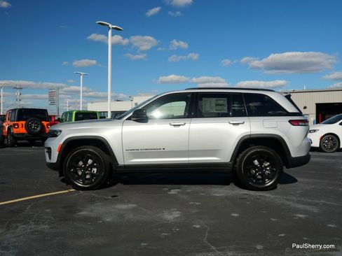 New 2025 Jeep Grand Cherokee Altitude image 10
