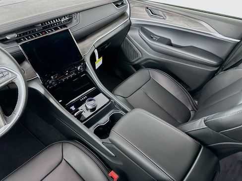 New 2025 Jeep Grand Cherokee Limited image 32