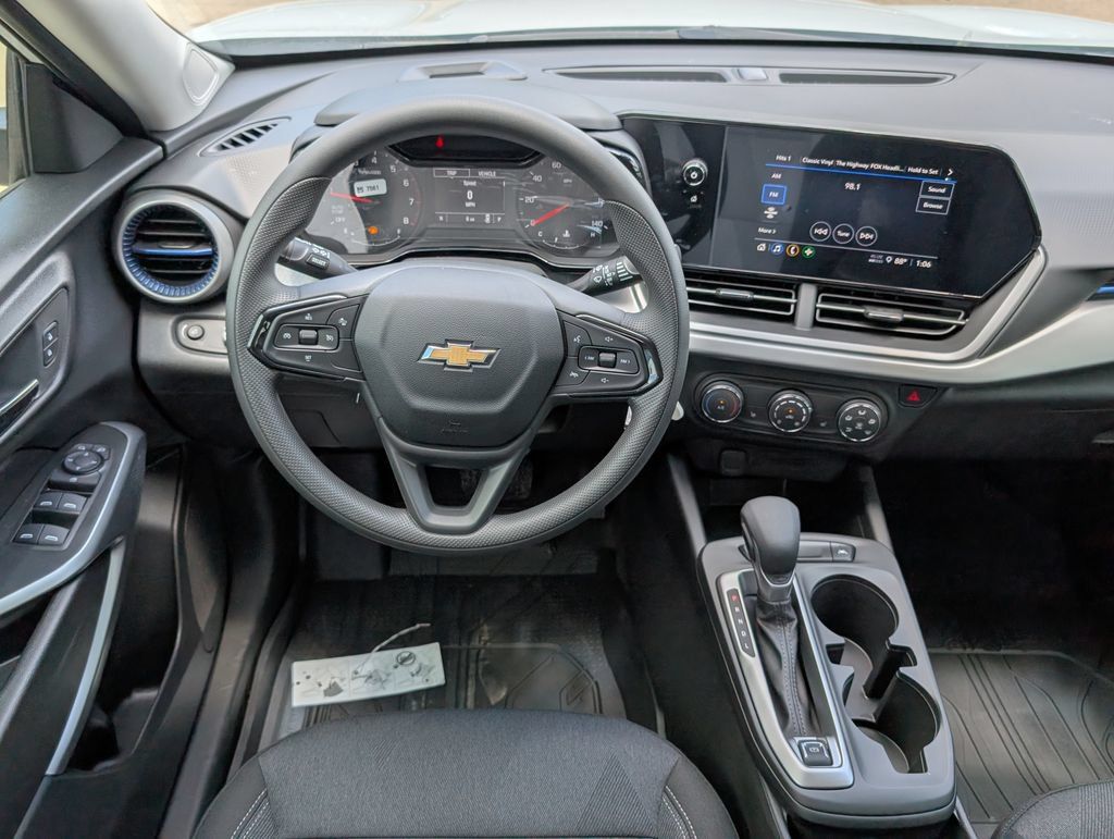 New 2026 Chevrolet Trax LS w/ LS Convenience Package FWD image 4