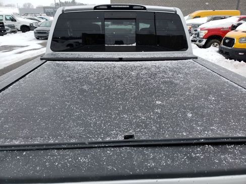 Used 2017 Nissan Titan SV image 7