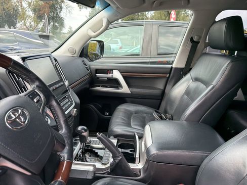Used 2017 Toyota Land Cruiser image 6