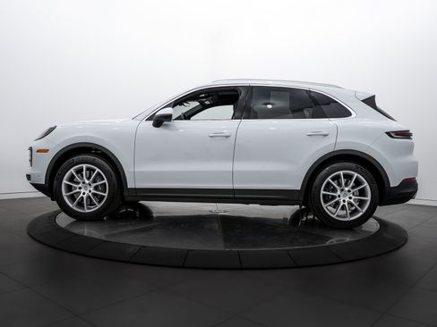 Certified 2024 Porsche Cayenne image 2