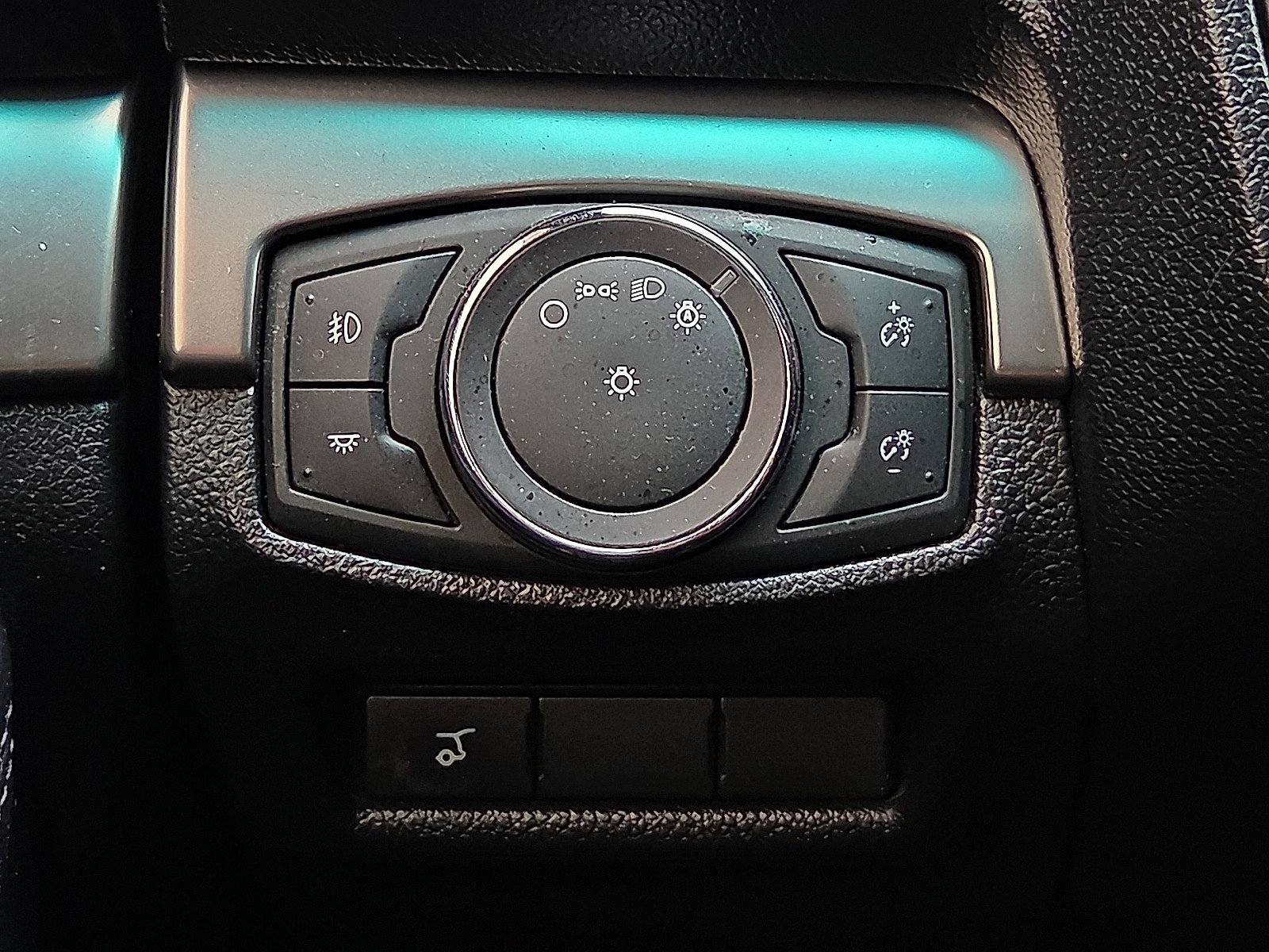 Used 2018 Ford Explorer XLT w/ Equipment Group 202A FWD image 22