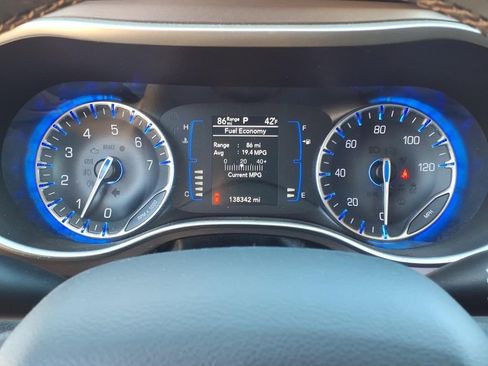 Used 2019 Chrysler Pacifica Touring-L image 18