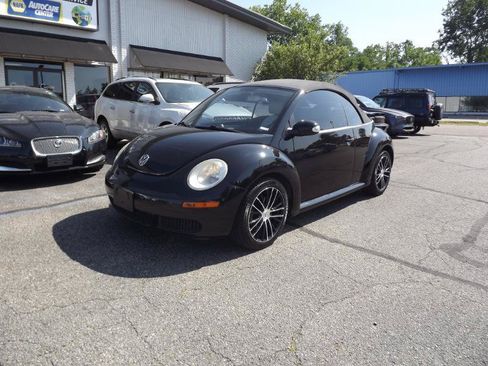 Used 2010 Volkswagen Beetle Convertible FWD image 4