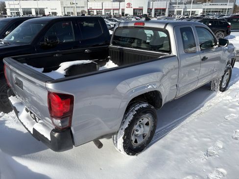 Used 2018 Toyota Tacoma SR image 5