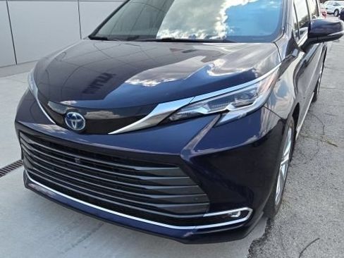Used 2021 Toyota Sienna Platinum FWD image 2