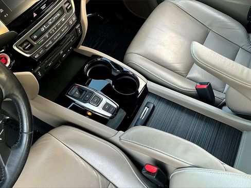 Used 2016 Honda Pilot Touring image 15