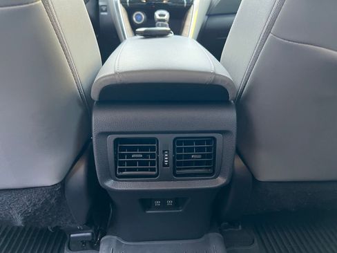 Used 2021 Toyota Venza Limited image 40