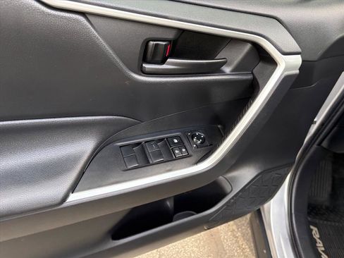 Used 2021 Toyota RAV4 LE image 19