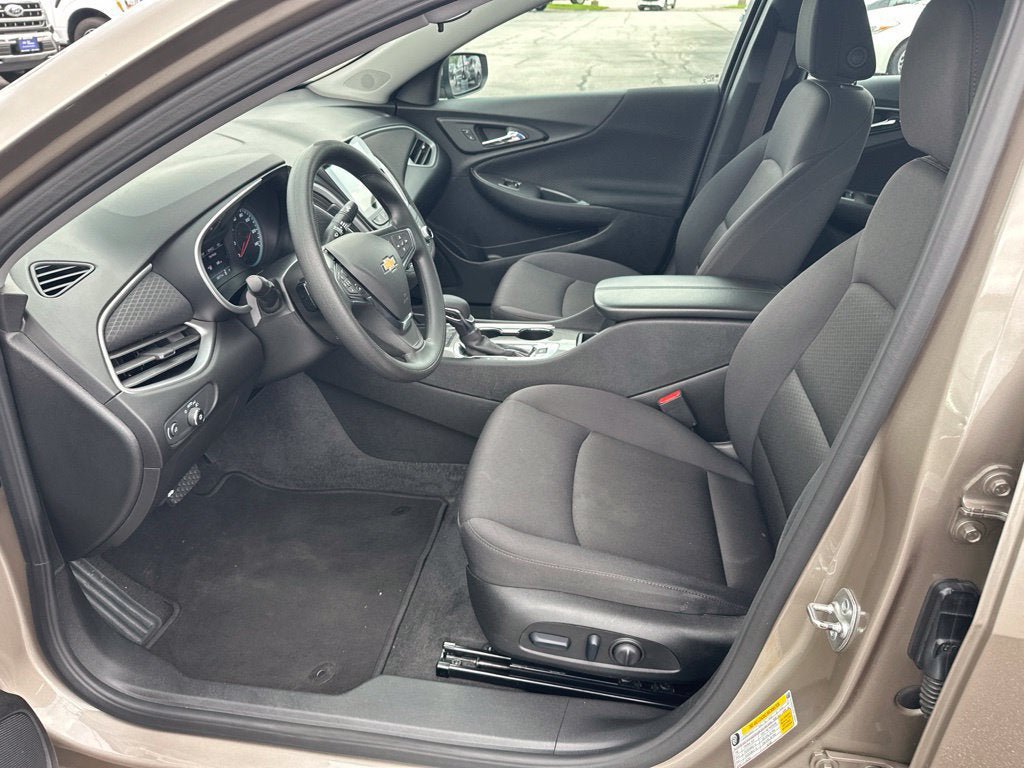 Used 2025 Chevrolet Malibu LT FWD image 12