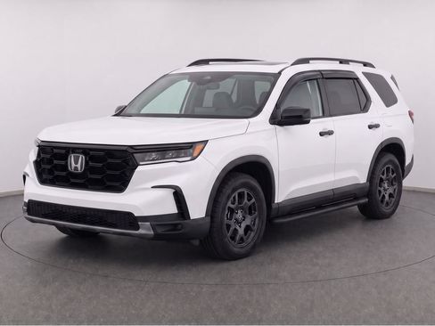 Used 2025 Honda Pilot TrailSport image 1