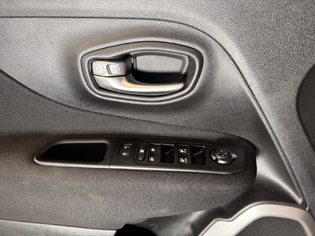 Used 2021 Jeep Renegade Latitude AWD/4WD image 19