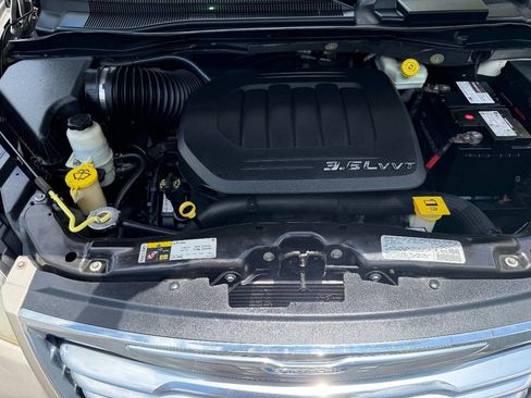 Used 2013 Chrysler Town & Country Touring FWD image 19