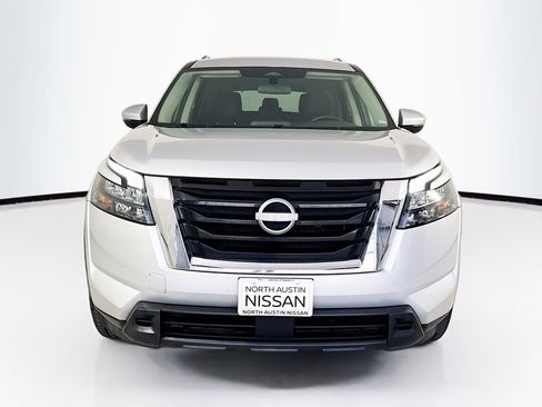 Used 2025 Nissan Pathfinder SV FWD image 2