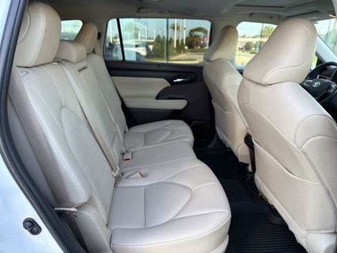Used 2020 Toyota Highlander XLE AWD/4WD image 21