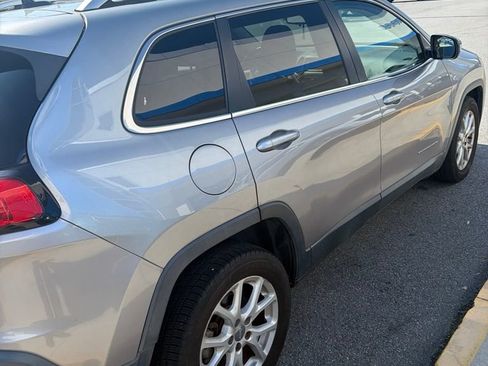 Used 2016 Jeep Cherokee Latitude FWD image 3
