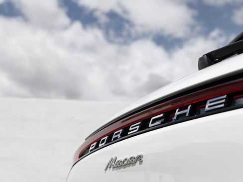 Certified 2025 Porsche Macan AWD/4WD image 12
