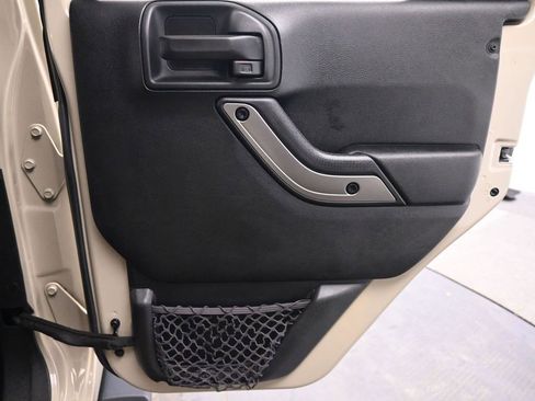 Used 2018 Jeep Wrangler Unlimited Altitude image 16