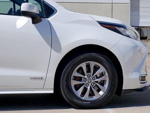 Used 2021 Toyota Sienna XLE w/ XLE Plus Package image 29