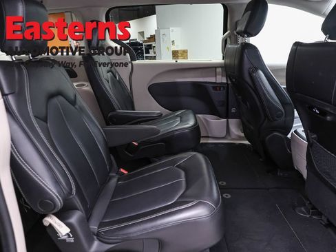 Used 2023 Chrysler Pacifica Touring-L FWD image 24