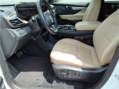 Used 2025 Buick Enclave Preferred AWD/4WD image 20