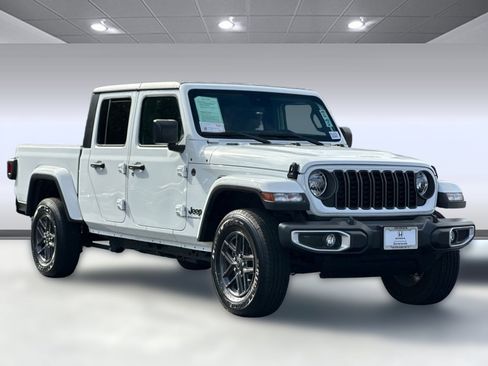 Used 2024 Jeep Gladiator Sport image 6