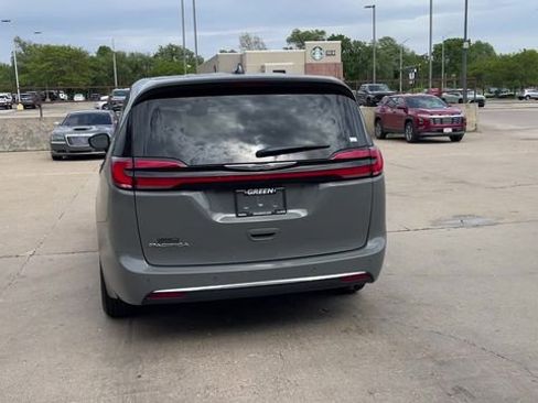 Used 2023 Chrysler Pacifica Touring-L FWD image 7