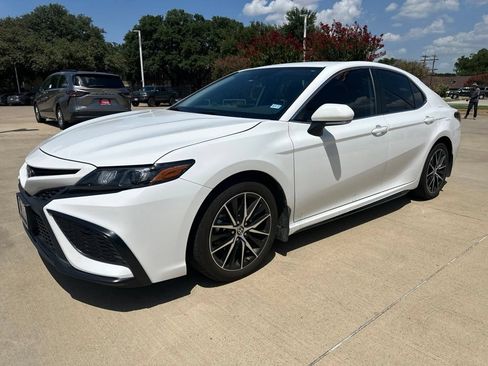 Used 2024 Toyota Camry SE FWD image 1