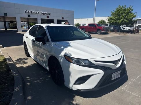 Used 2019 Toyota Camry SE image 3