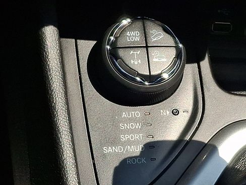 Used 2018 Jeep Cherokee Trailhawk w/ Comfort/Convenience Group AWD/4WD image 25