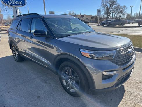 Used 2023 Ford Explorer XLT w/ Equipment Group 202A image 3