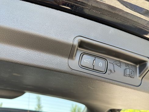 Used 2023 Ford Explorer XLT AWD/4WD image 25
