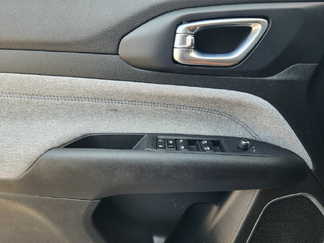 Used 2025 Jeep Compass Latitude AWD/4WD image 24