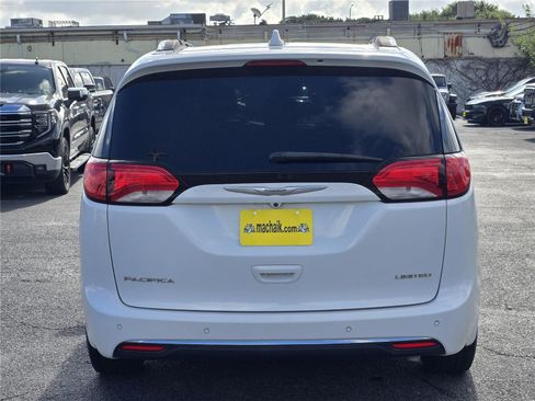 Used 2017 Chrysler Pacifica Limited FWD image 5